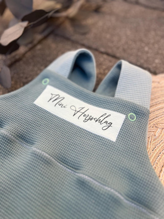 Latzhose "Mini Herzschlag“ Strampler Romper Baby mint Taufe Geschenk Geburt personalisiert Junge Girl Newborn Neugeborenes Erstausstattung