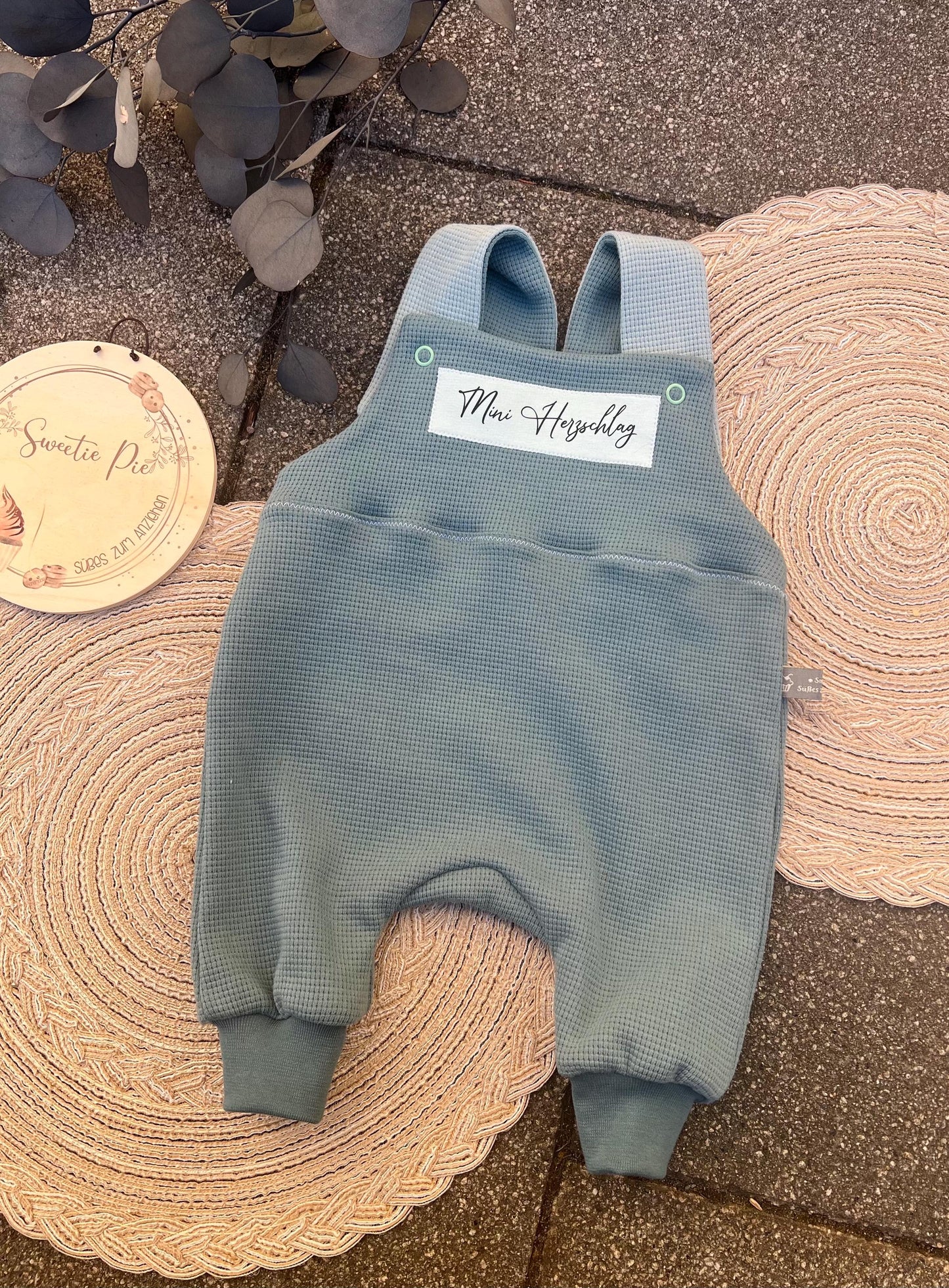 Latzhose "Mini Herzschlag“ Strampler Romper Baby mint Taufe Geschenk Geburt personalisiert Junge Girl Newborn Neugeborenes Erstausstattung