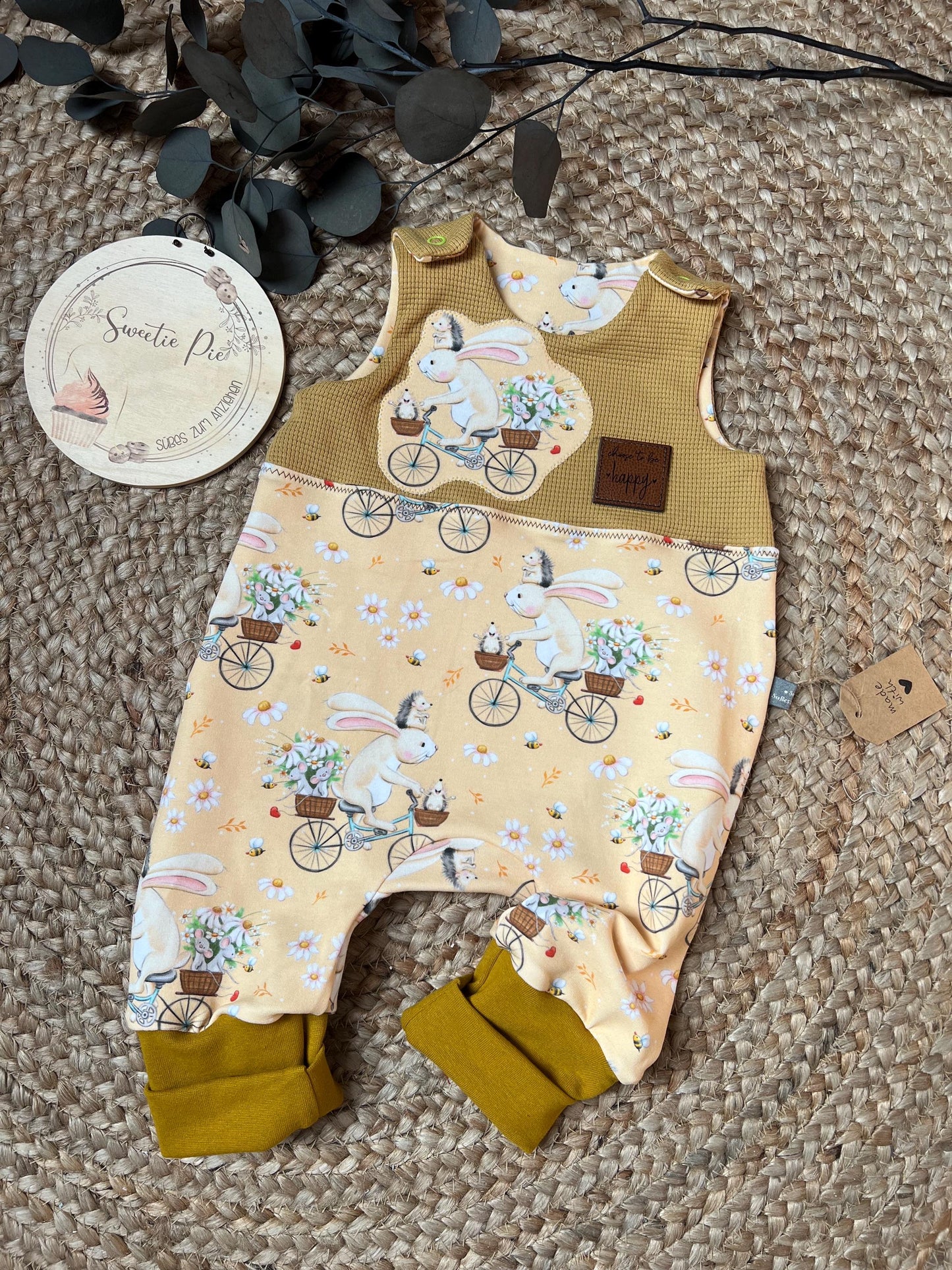 Handgemachter Strampler Häschenstoff & Waffeljersey – Bio Baumwolle – Unikat für Babys Romper Latzhose Baby Junge Mädchen