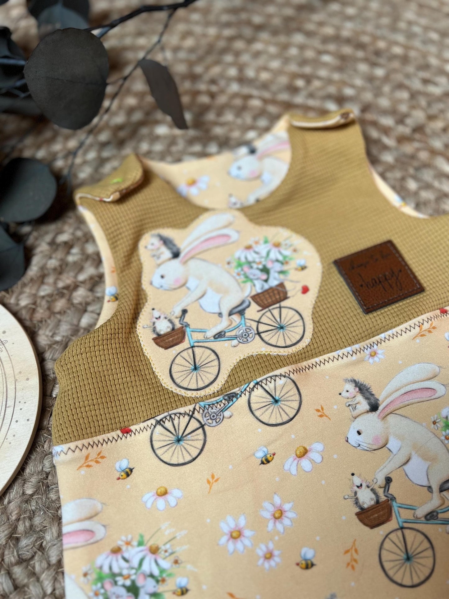 Handgemachter Strampler Häschenstoff & Waffeljersey – Bio Baumwolle – Unikat für Babys Romper Latzhose Baby Junge Mädchen