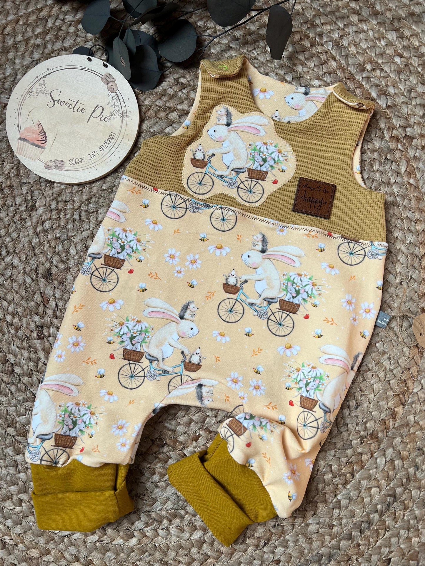 Handgemachter Strampler Häschenstoff & Waffeljersey – Bio Baumwolle – Unikat für Babys Romper Latzhose Baby Junge Mädchen