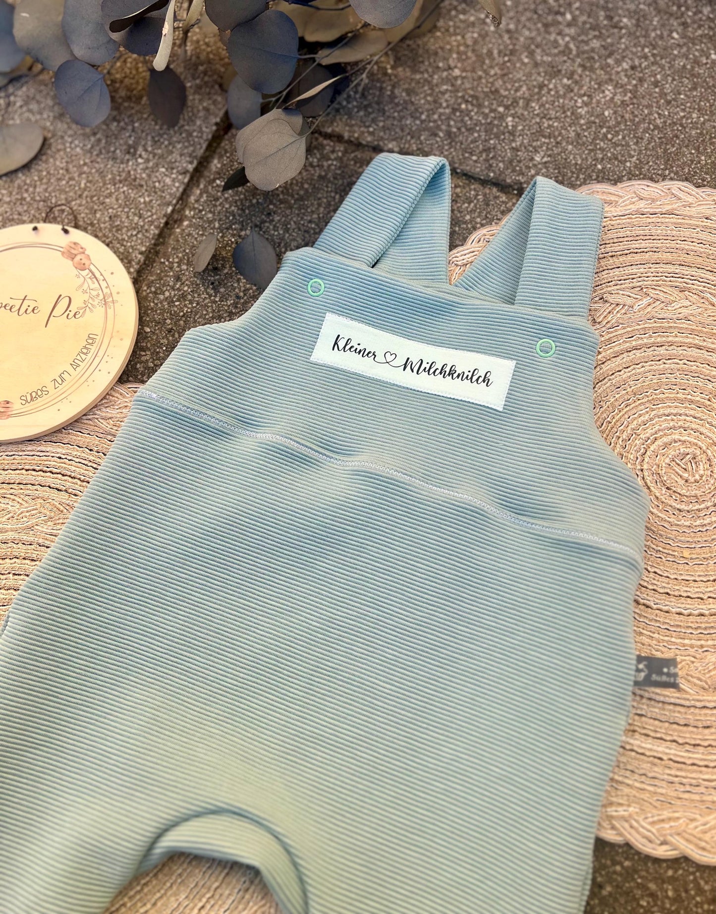 Latzhose "Milchknilch" Strampler Romper Baby blau mint Taufe Geschenk Geburt personalisiert Junge Newborn Neugeborenes Erstausstattung