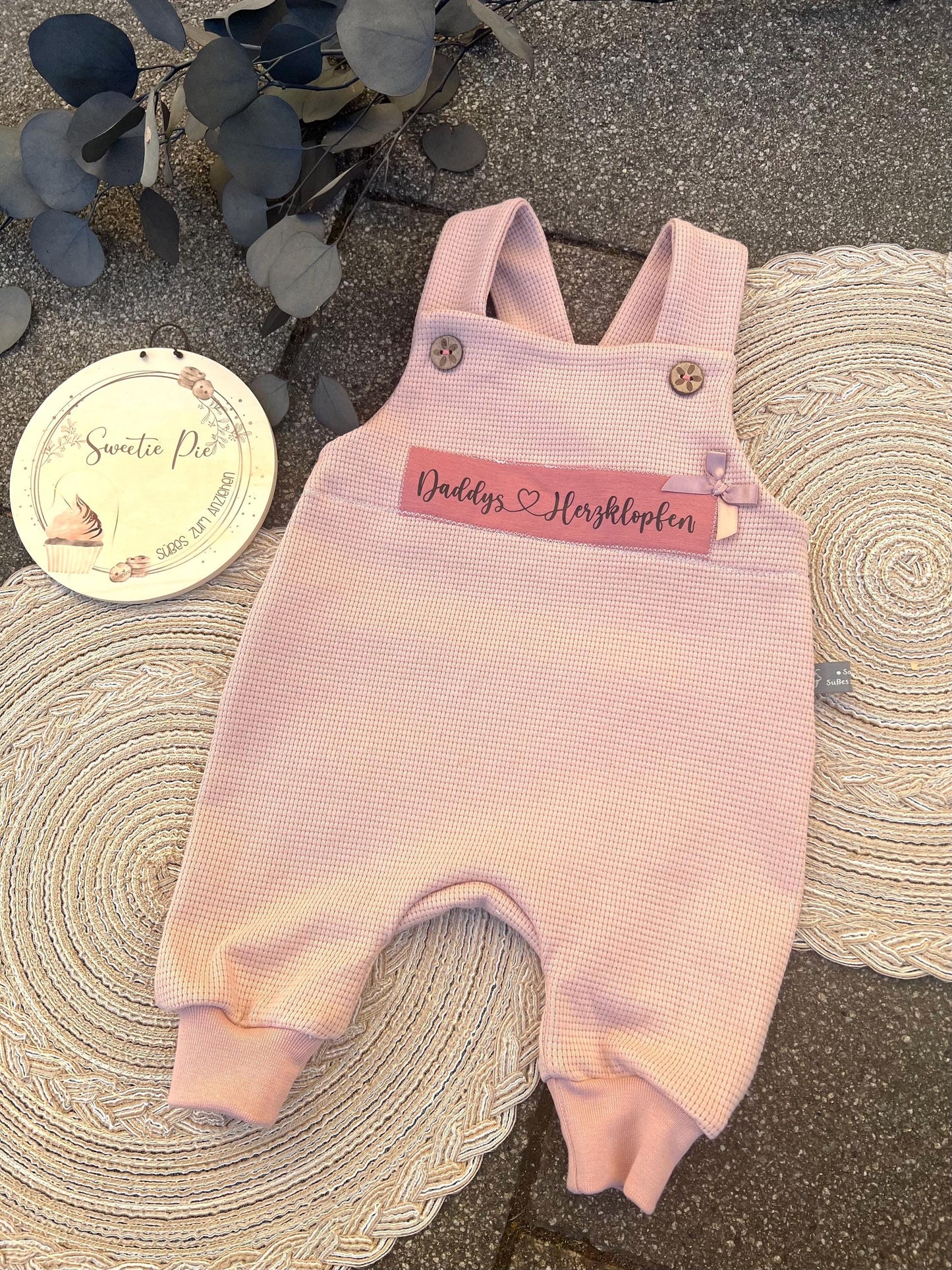 Latzhose "Daddys Herzklopfen“ Strampler Romper Baby rosa Taufe Geschenk Geburt personalisiert Mädchen Newborn Neugeborenes Erstausstattung