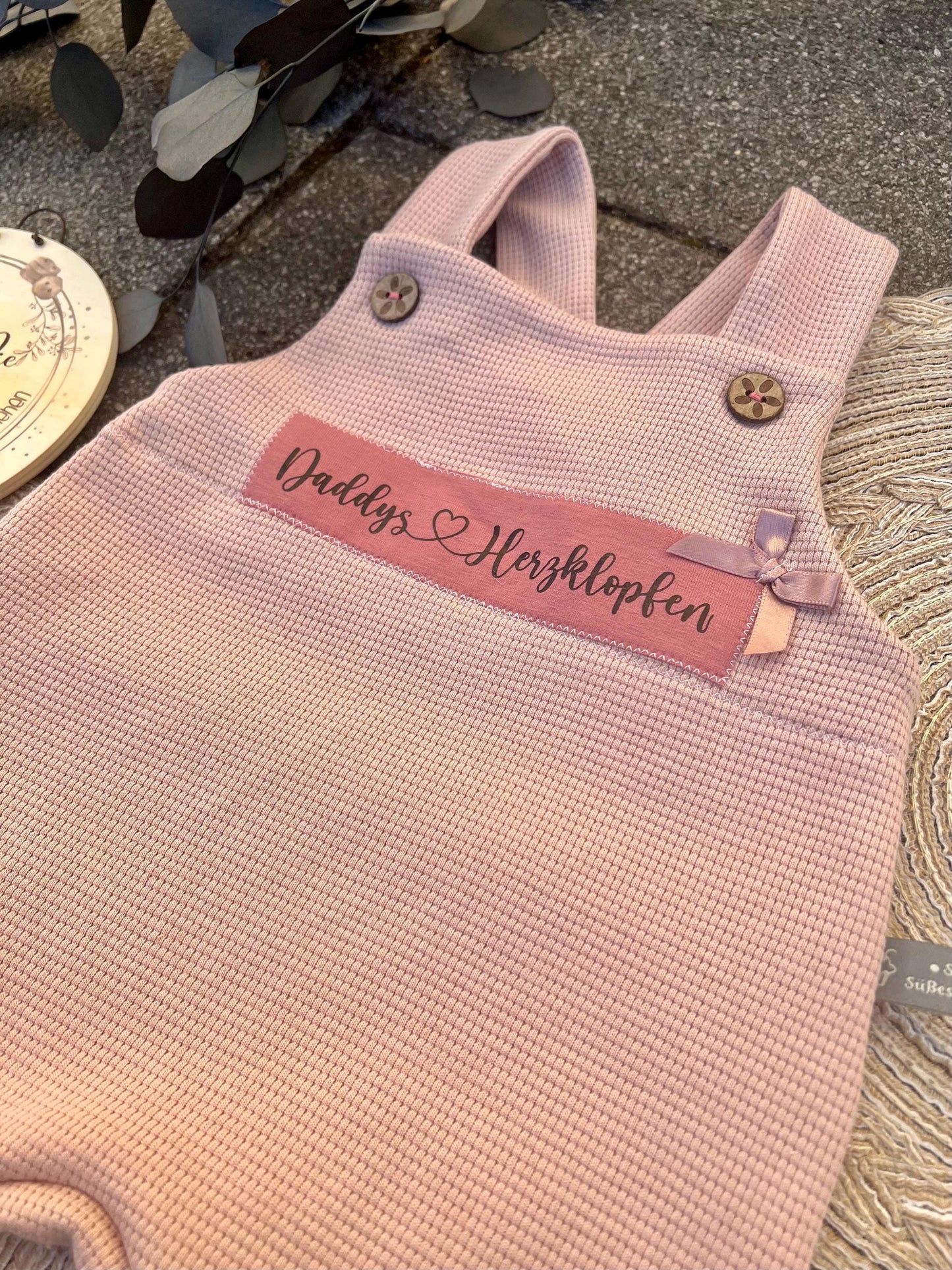 Latzhose "Daddys Herzklopfen“ Strampler Romper Baby rosa Taufe Geschenk Geburt personalisiert Mädchen Newborn Neugeborenes Erstausstattung