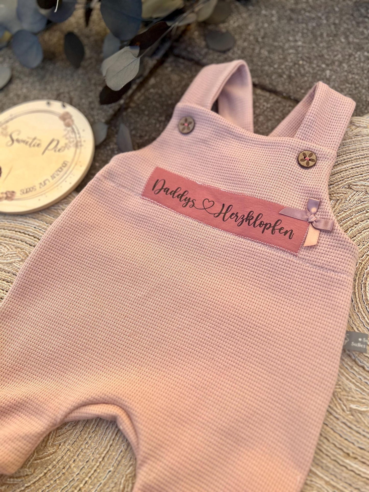 Latzhose "Daddys Herzklopfen“ Strampler Romper Baby rosa Taufe Geschenk Geburt personalisiert Mädchen Newborn Neugeborenes Erstausstattung