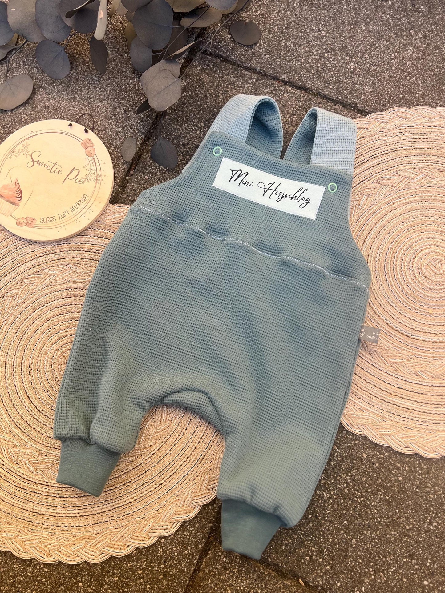 Latzhose "Mini Herzschlag“ Strampler Romper Baby mint Taufe Geschenk Geburt personalisiert Junge Girl Newborn Neugeborenes Erstausstattung