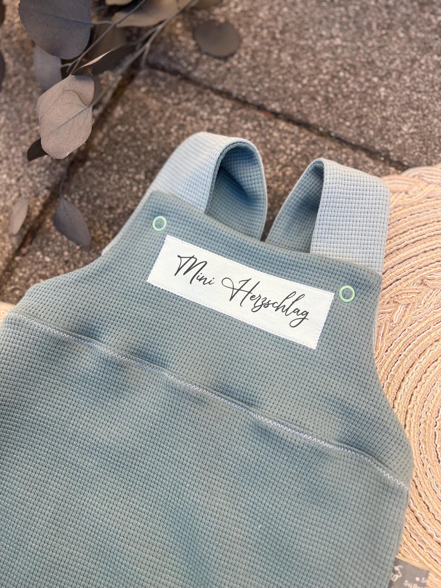 Latzhose "Mini Herzschlag“ Strampler Romper Baby mint Taufe Geschenk Geburt personalisiert Junge Girl Newborn Neugeborenes Erstausstattung