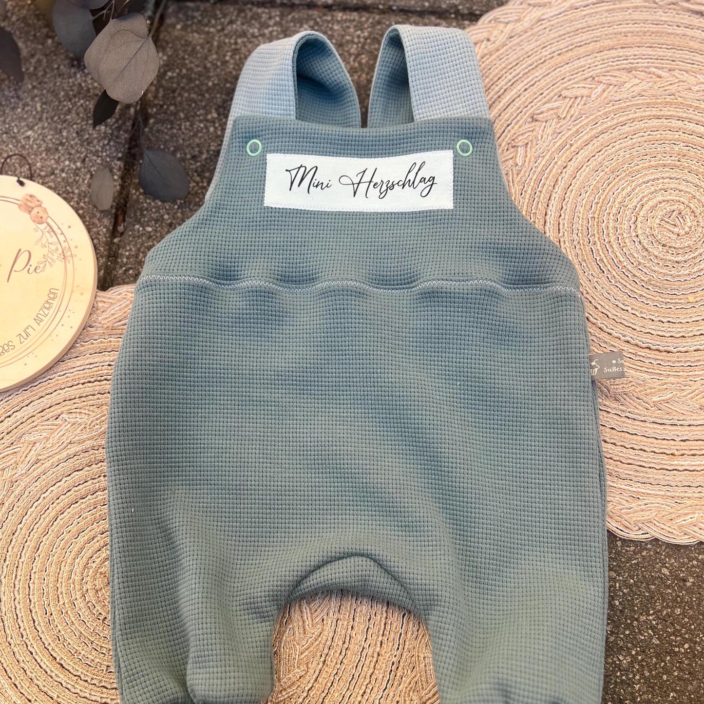 Latzhose "Mini Herzschlag“ Strampler Romper Baby mint Taufe Geschenk Geburt personalisiert Junge Girl Newborn Neugeborenes Erstausstattung