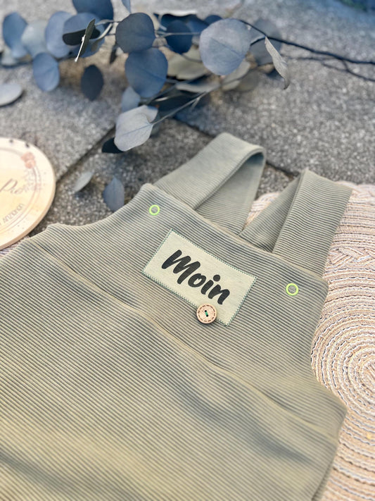 Latzhose "Moin" Strampler Romper Baby grün oliv Taufe Geschenk Geburt personalisiert Junge Newborn Neugeborenes Erstausstattung