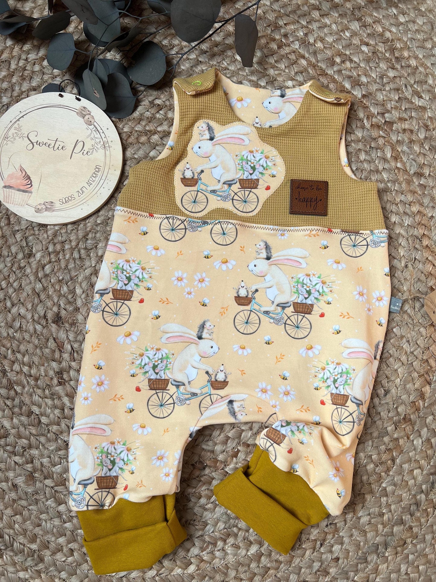 Handgemachter Strampler Häschenstoff & Waffeljersey – Bio Baumwolle – Unikat für Babys Romper Latzhose Baby Junge Mädchen