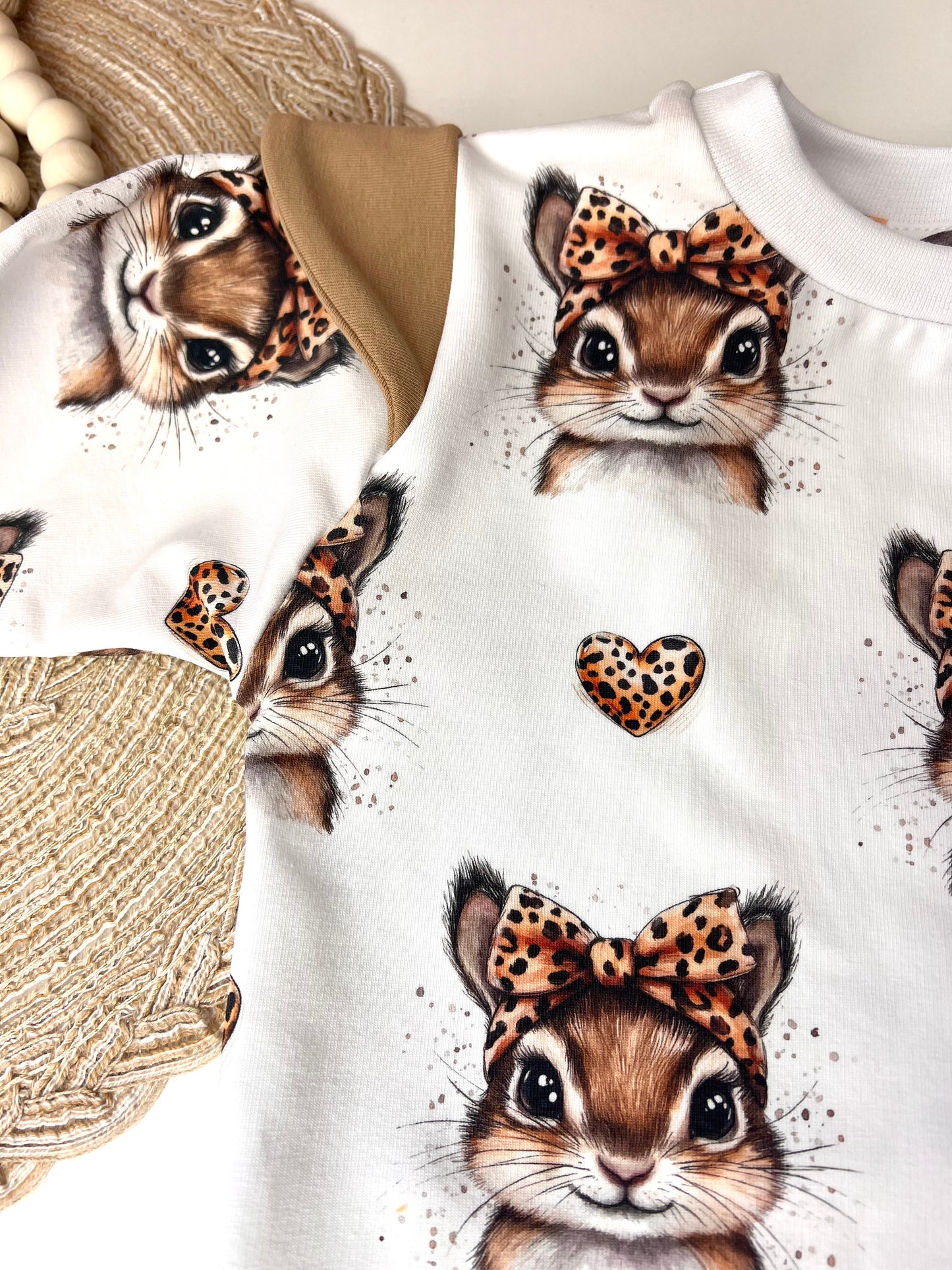 Langarmshirt mit Flügelärmeln für Kinder | Weißes Shirt mit Häschen im Leo-Look | Bio Baumwolle | Verspieltes Mädchen Oberteil