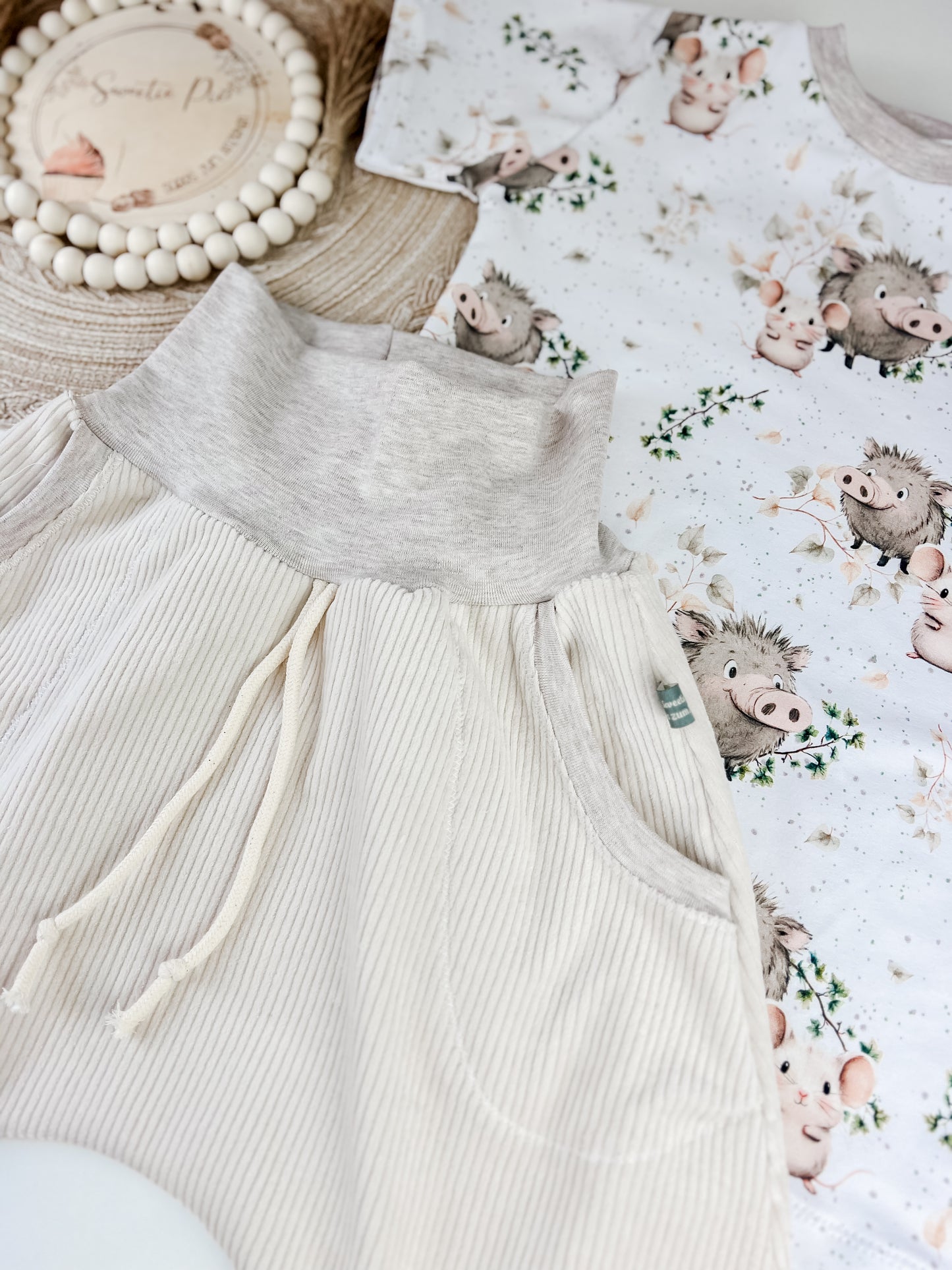 Baby-Set Wildschwein & Maus – Slim Harem Cordhose + T-Shirt – Handgemacht aus Bio-Stoff – Unisex Geschenk zur Geburt Gr. 62 - 128 – Geschenk für kleine Entdecker