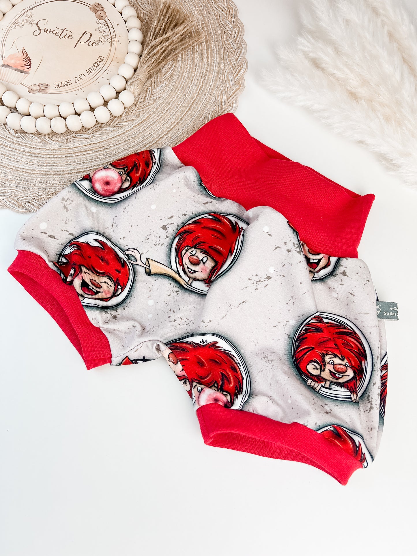 Kurze Baby Pumphose Kobold – Grauer Bio-Stoff mit frechem Wicht – Sommerhose handgemacht – Mitwachsend & bequem – Geschenk zur Geburt
