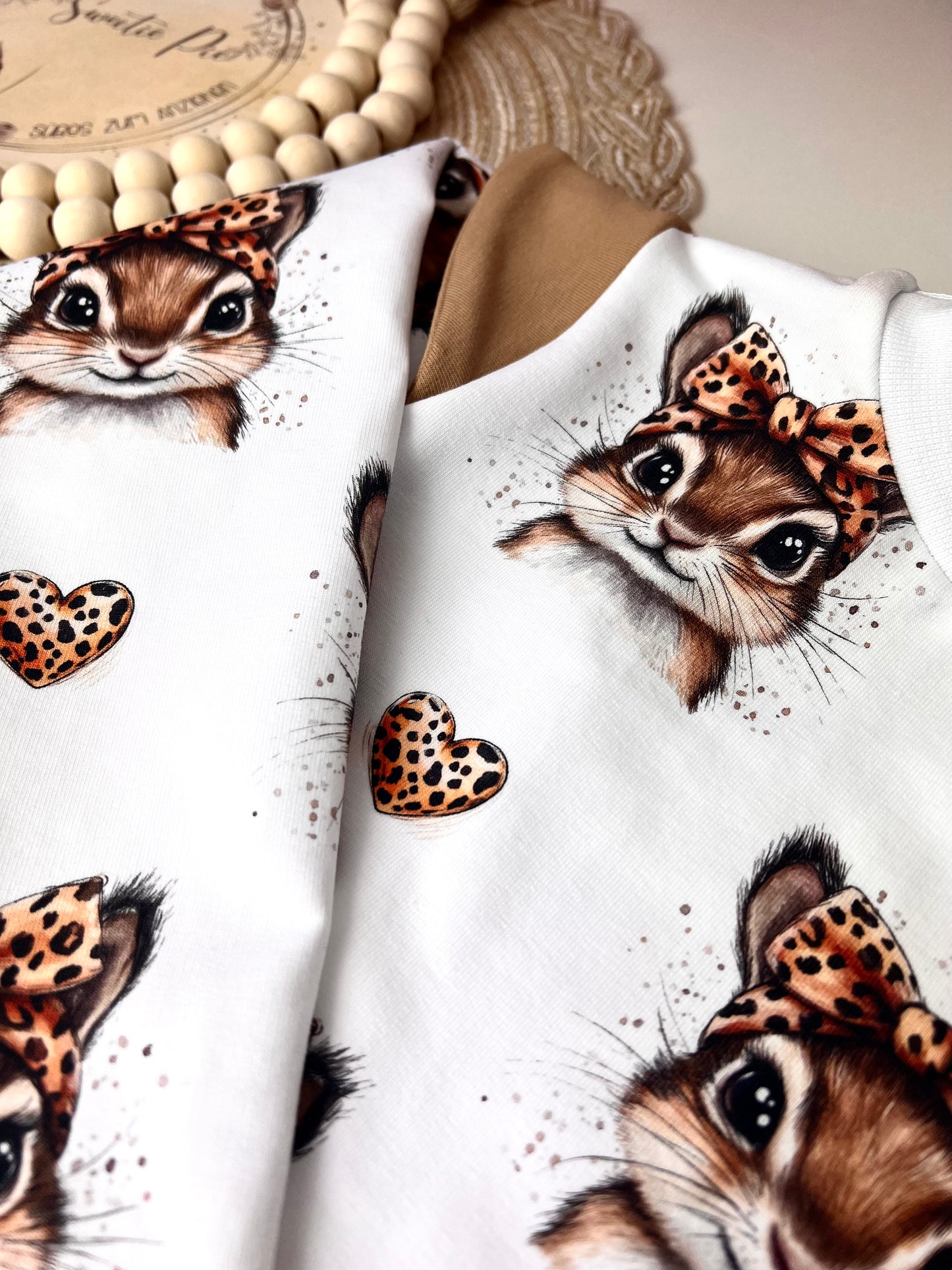 Langarmshirt mit Flügelärmeln für Kinder | Weißes Shirt mit Häschen im Leo-Look | Bio Baumwolle | Verspieltes Mädchen Oberteil