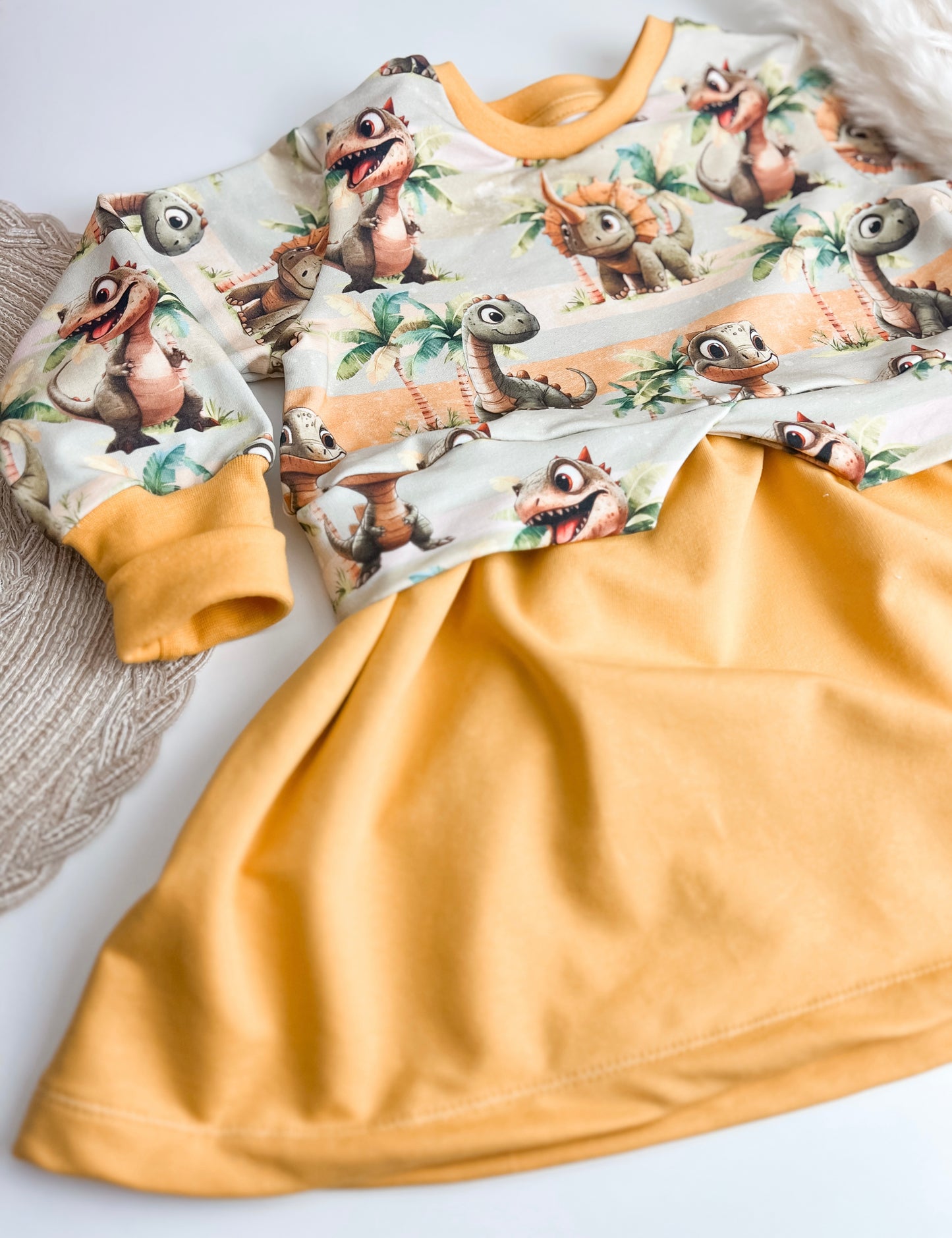 Sweaterkleid für Kinder mit Dinosaurier Motiv – Handgemachtes Mädchenkleid aus Bio French Terry – Gelbes Longshirt mit Dino Print – Kuscheliges Kleid für Herbst & Frühling