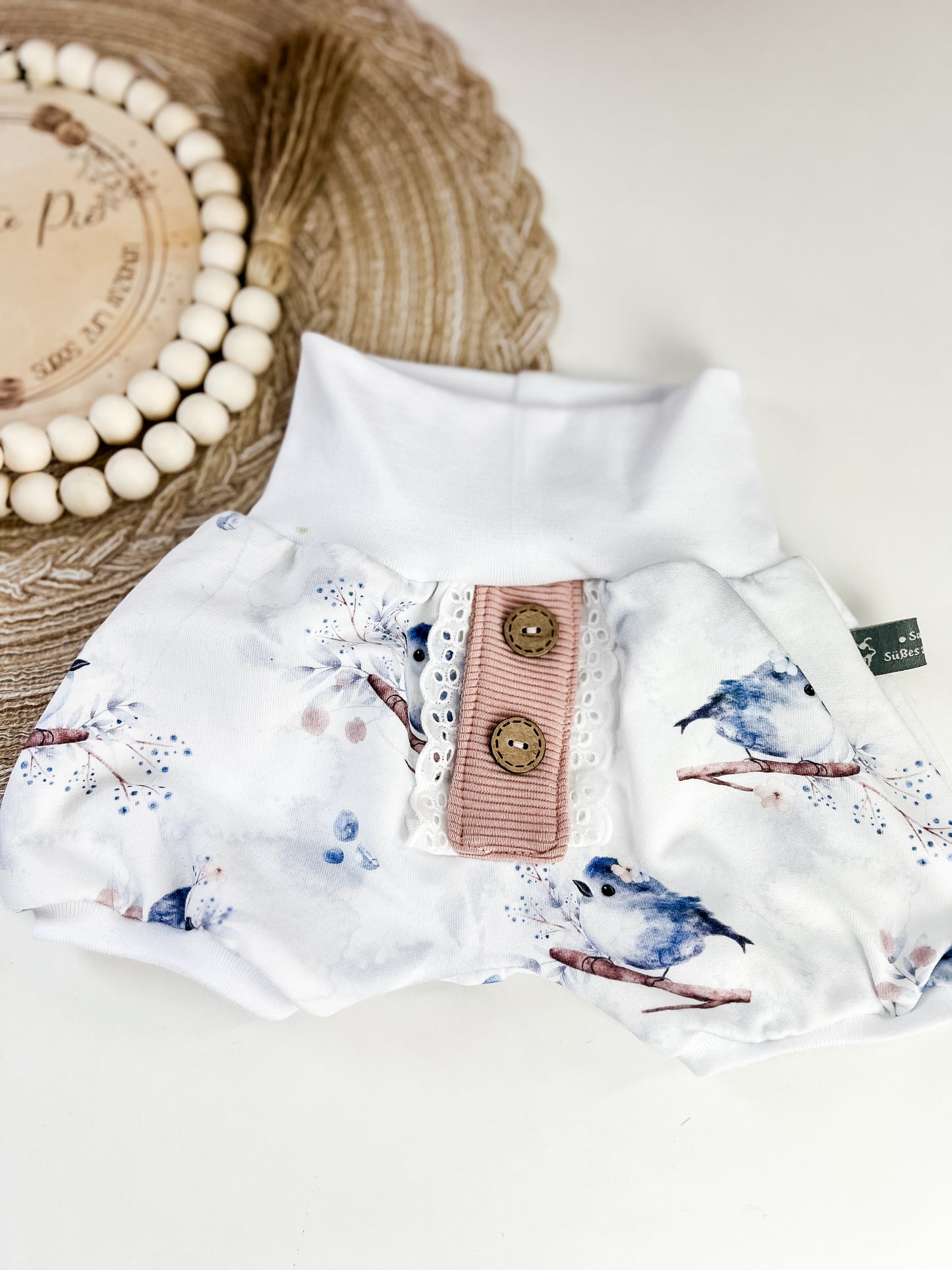 Kurze Pumphose Baby Birdies– Weiß mit blauen Vögelchen Blumen – Handgemacht aus Bio Baumwolle – Gr. 56 - 122 – Mitwachsend & bequem – Geschenk zur Geburt