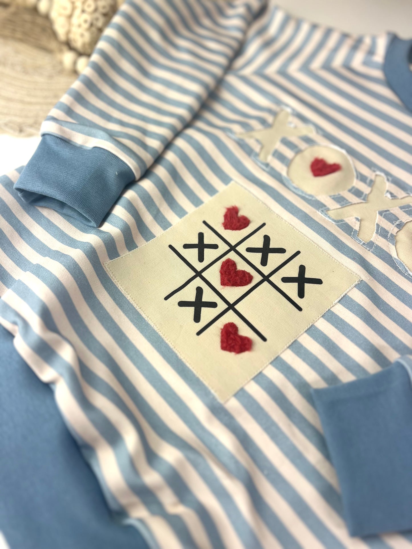 Oversized Sweater für Kinder blau-beige gestreift | Bio Kindersweater mit Negativapplikation & TicTacToe-Patch | Handmade Unisex