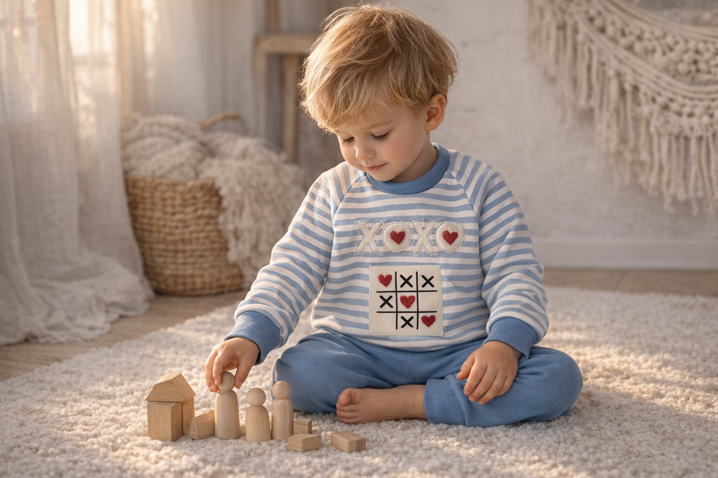 Oversized Sweater für Kinder blau-beige gestreift | Bio Kindersweater mit Negativapplikation & TicTacToe-Patch | Handmade Unisex