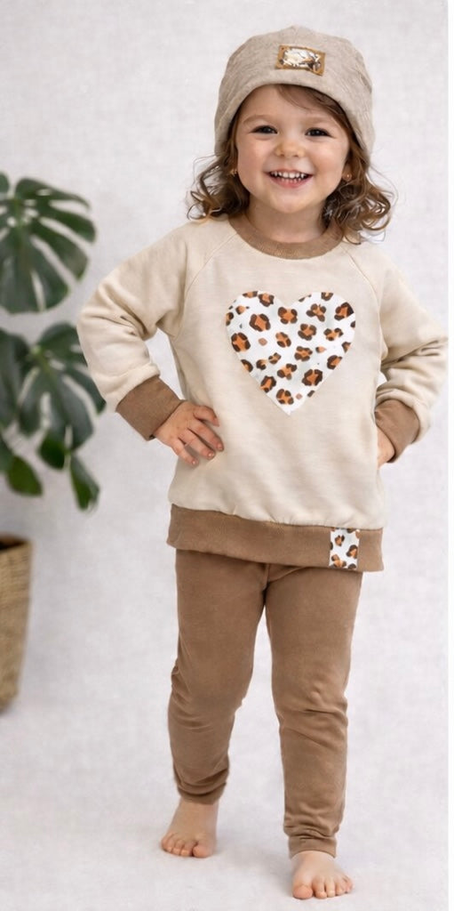 Beiger Kinder Sweater mit Leo Herz | Handmade Kindermode | Zeitloser Pullover aus Kollektion | Unisex Kinderkleidung