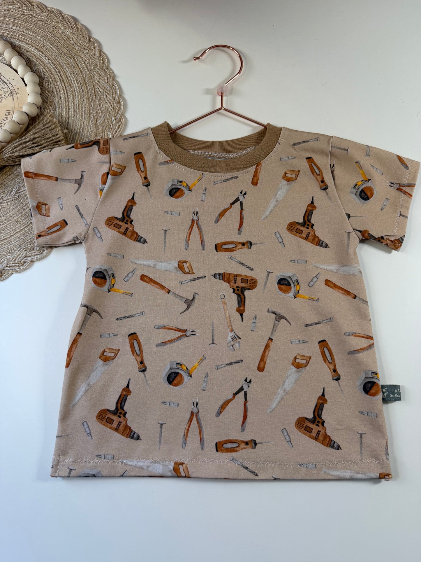 Niedliches Kinder T-Shirt Gr. 98 mit Werkzeugen| Handmade Shirt aus Baumwolle | Fantasie Motiv | Kinderkleidung