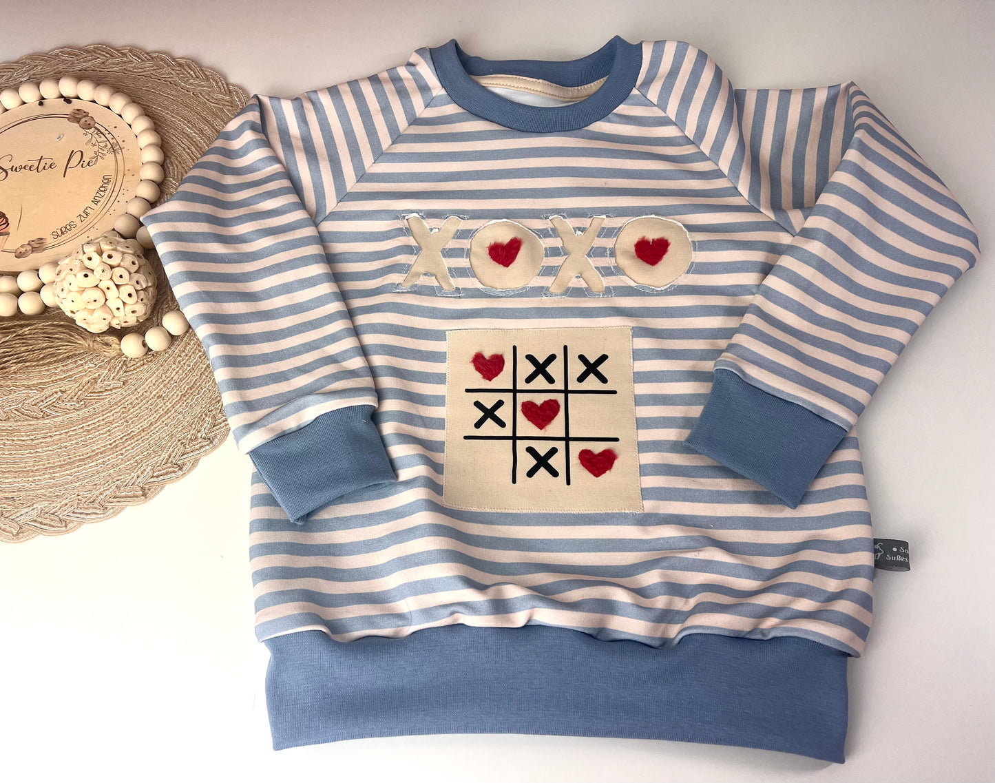 Oversized Sweater für Kinder blau-beige gestreift | Bio Kindersweater mit Negativapplikation & TicTacToe-Patch | Handmade Unisex