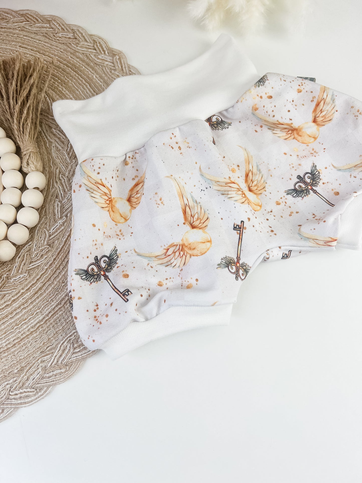 Kurze Baby Pumphose – Magischer Stoff mit goldenem Schnatz & Schlüsseln – Bio-Baumwolle – Handmade Sommerhose – Größen 55–122