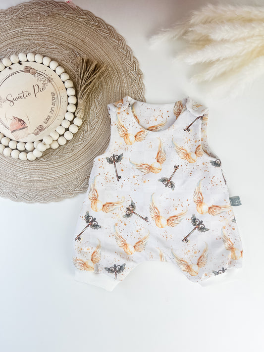Sommerromper Baby Bio – Magisches Motiv mit Schnatz & Schlüsseln – Weiß Gold – Kurzarm Unisex Romper handmade – Größe 50–92