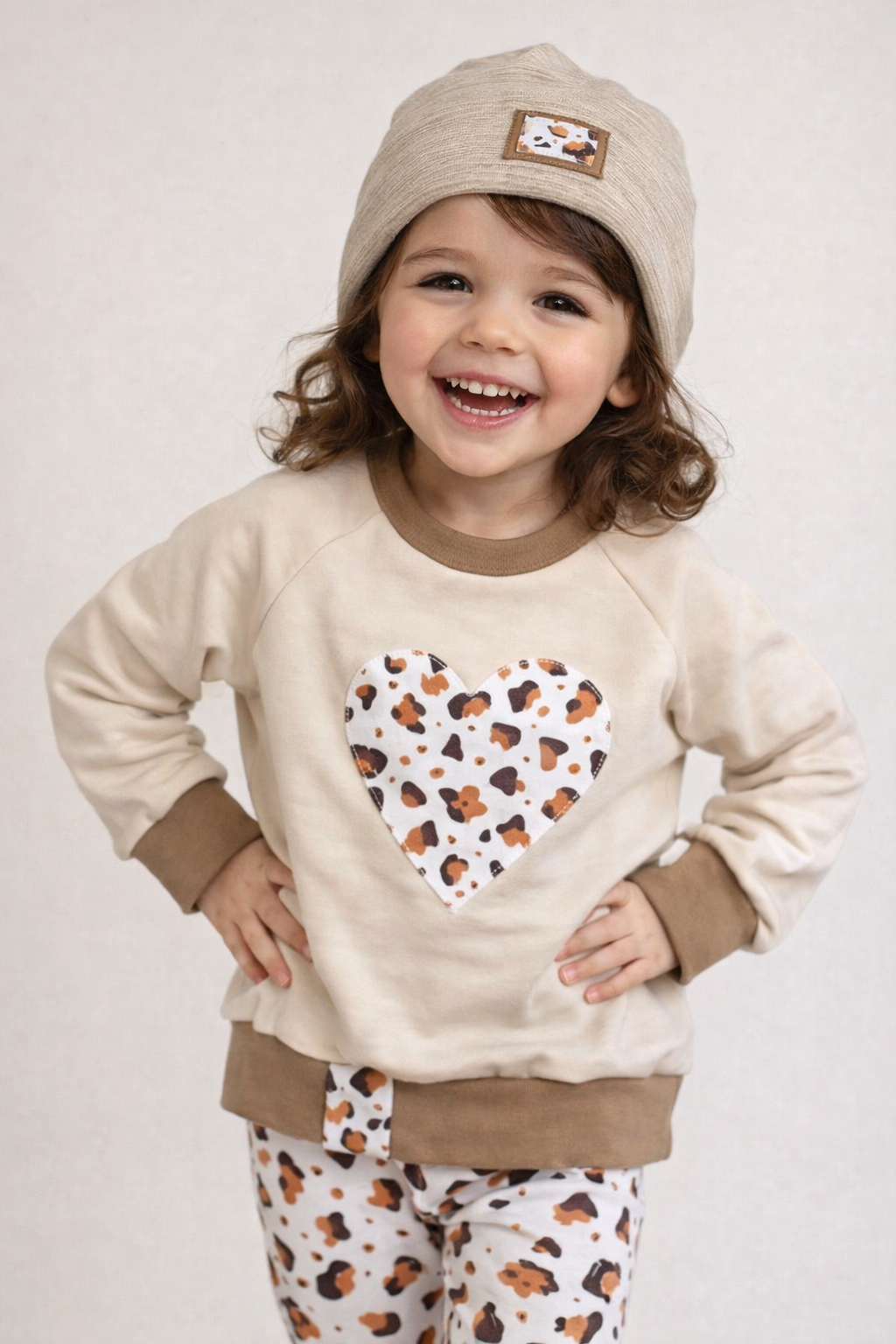 Beiger Kinder Sweater mit Leo Herz | Handmade Kindermode | Zeitloser Pullover aus Kollektion | Unisex Kinderkleidung