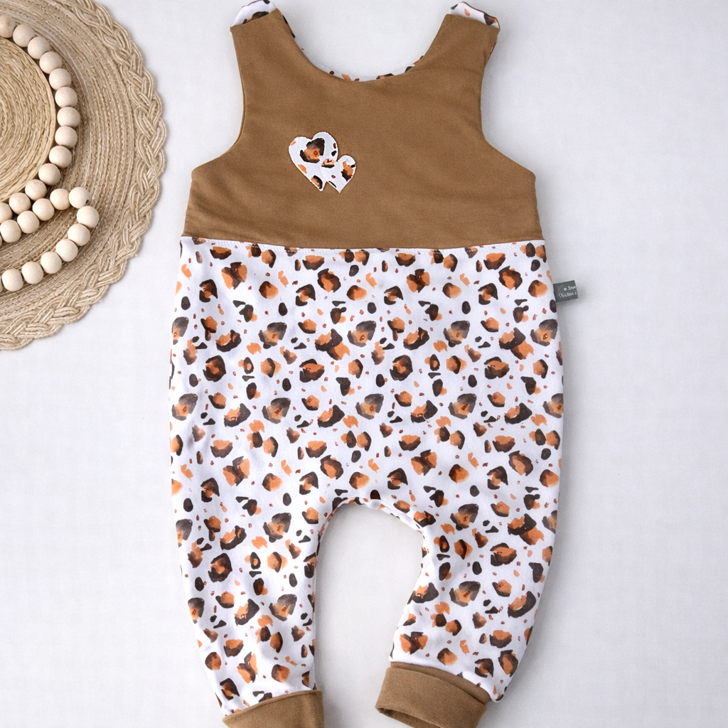 Leo Strampler Baby | Baby Strampler mit Leo Herz Applikation | Unisex Baby Overall | Wahlweise einlagig oder doppellagig | Bequeme Babykleidung