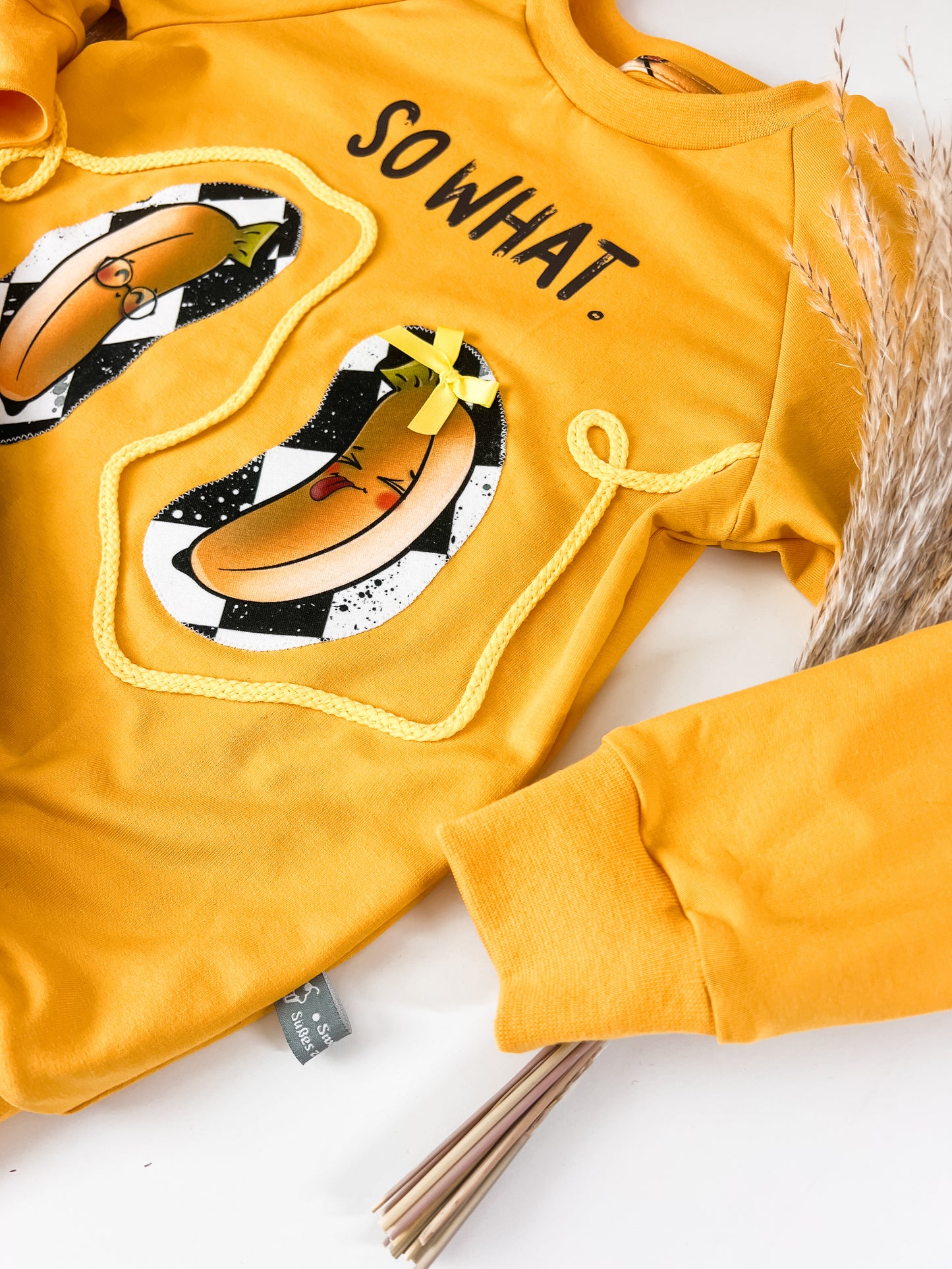 Sweater & Slim Harem Hose Kinder Set – schwarz-weiß kariert mit lustigen Bananen, „SO WHAT“ Bügelbild & Applikationen – Unikat Kinderbekleidung