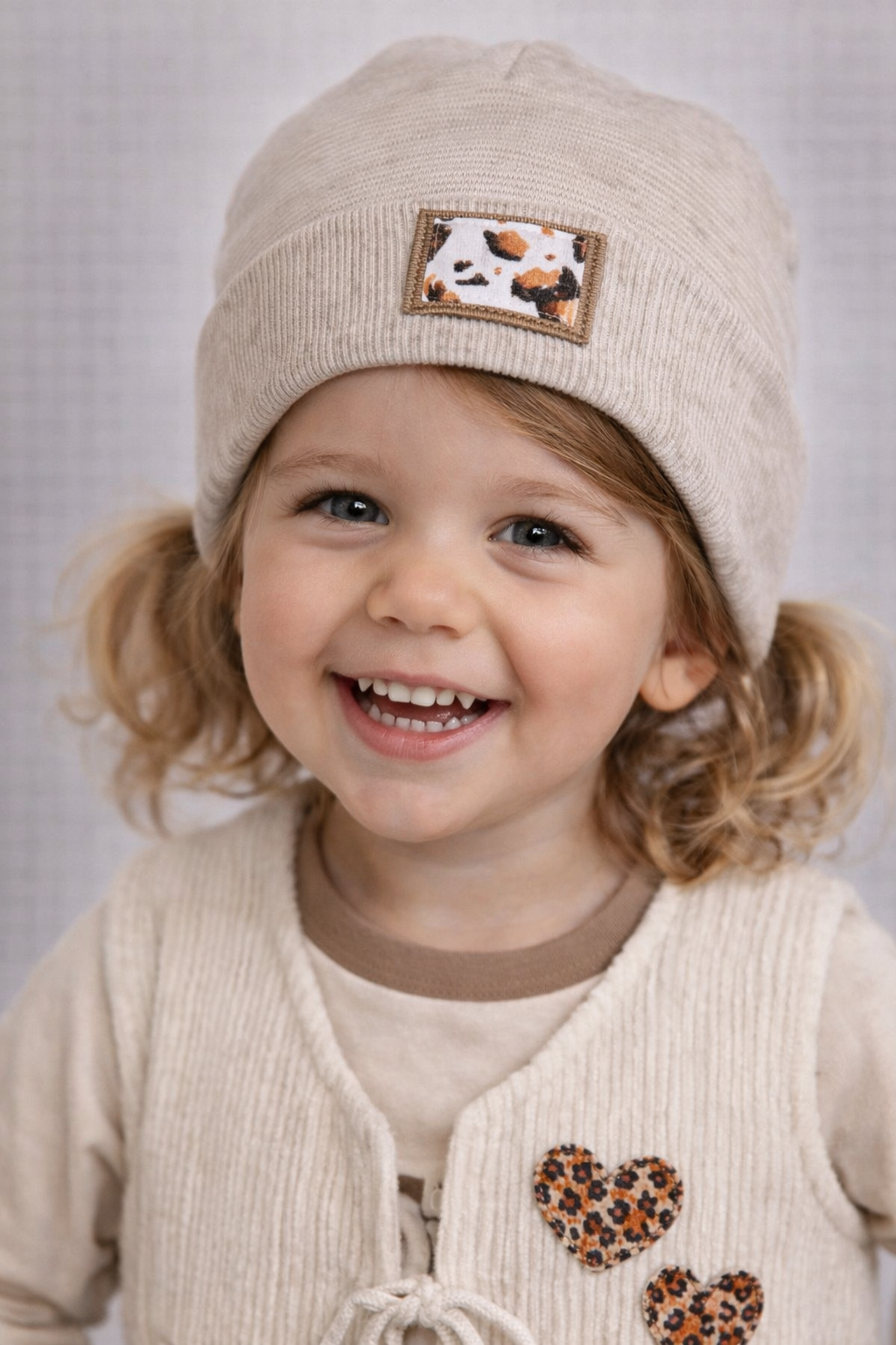 Leo Beanie Kinder | Ribjersey Mütze mit Leo Patch | Unisex Kindermütze | Bequeme Übergangsmütze für Baby & Kind