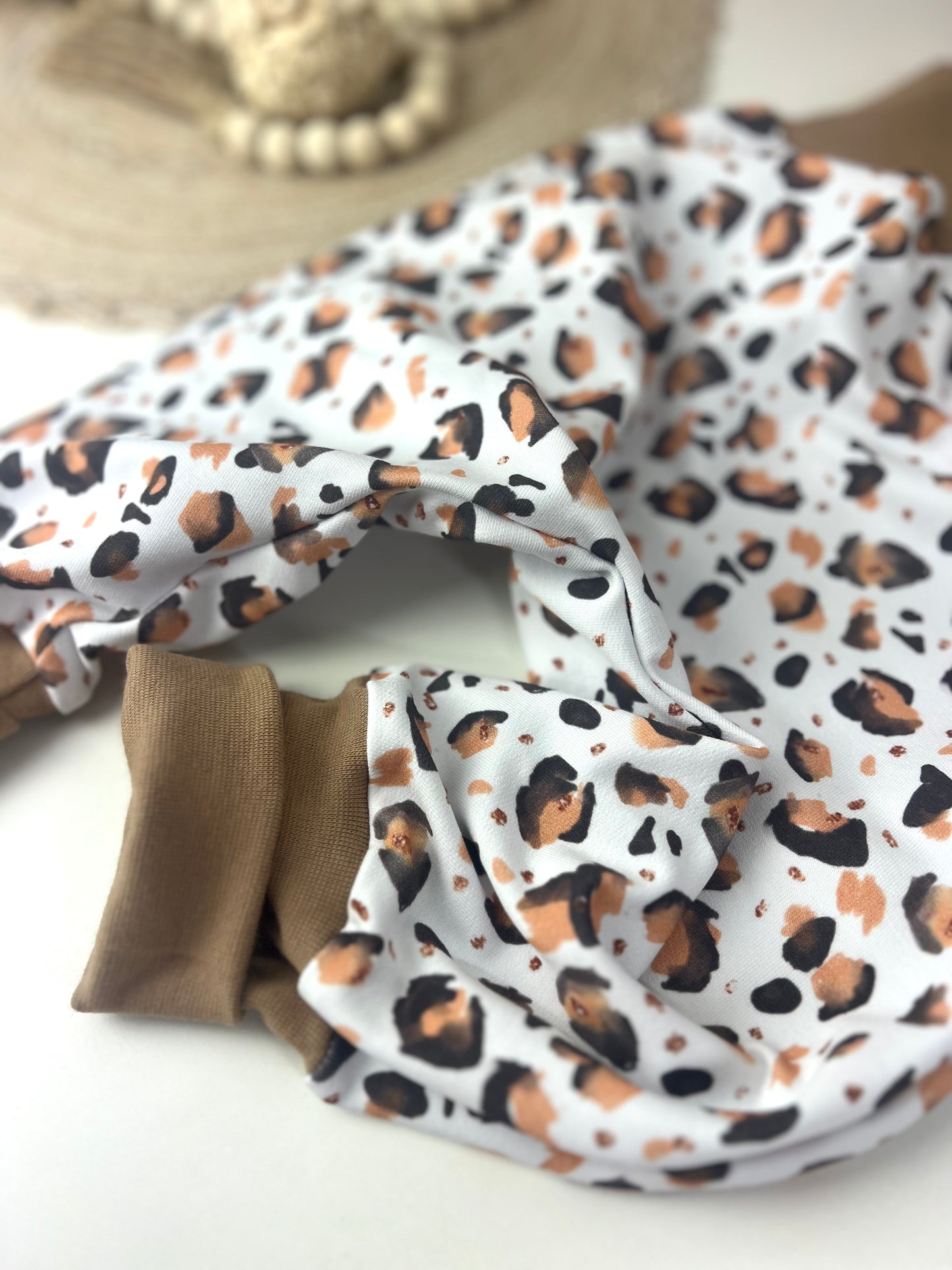 Weiße Pumphose für Kinder mit Leo-Design | Bequeme Kinderhose aus Bio-Baumwolle | Handmade Leo Kollektion | Unisex
