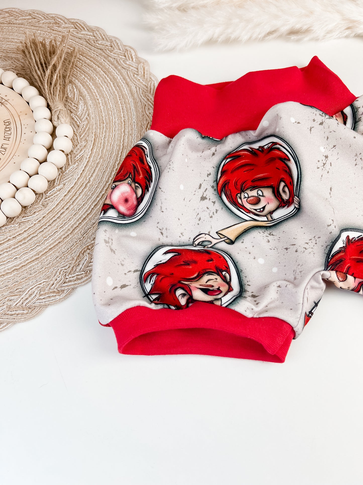 Kurze Baby Pumphose Kobold – Grauer Bio-Stoff mit frechem Wicht – Sommerhose handgemacht – Mitwachsend & bequem – Geschenk zur Geburt