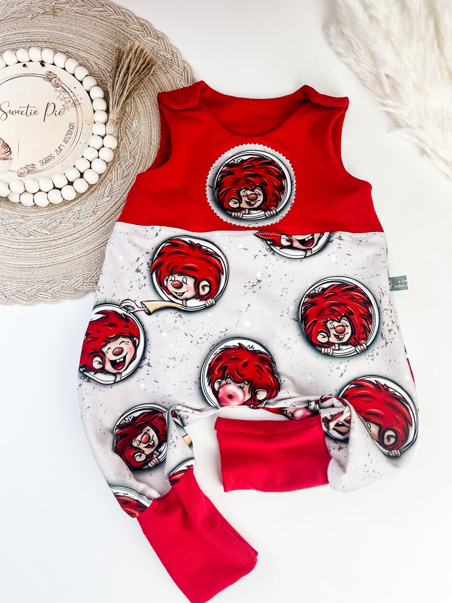Mucki Baby Strampler mit Applikation | Baumwolle | Kurz oder Lang | Handmade Sommerstrampler Jungen Mädchen | Rot & Beige Unikat I Gr. 44–98zur Geburt – Unisex