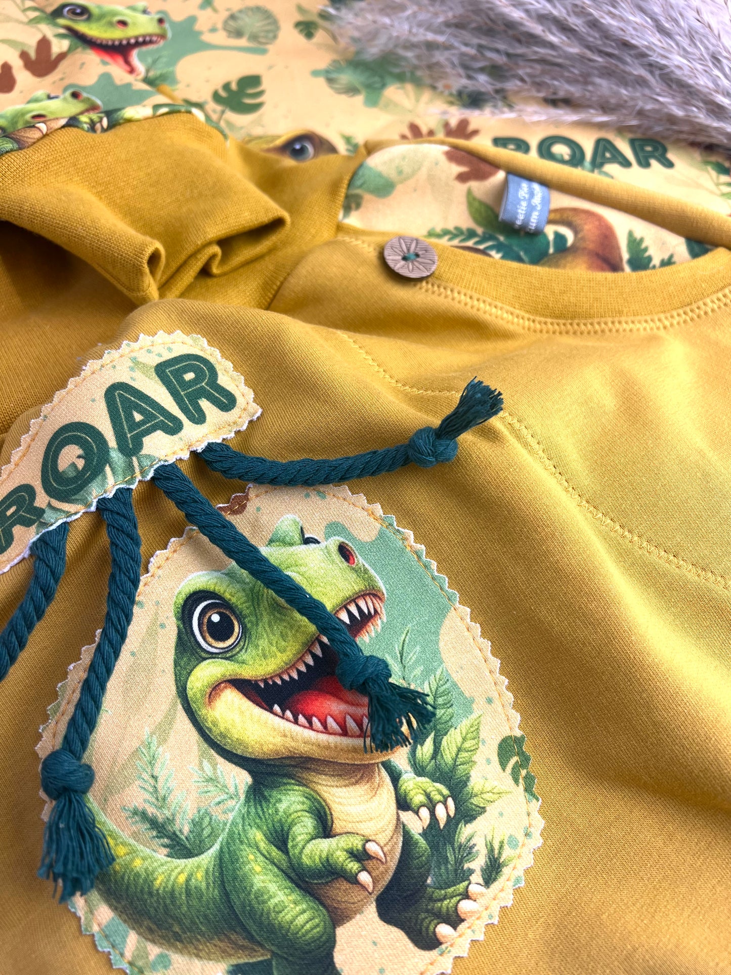 Dino Set für Kinder | Oversized Sweater & Slim Harem Hose senffarben | Bequemes Kinder Outfit mit Applikation | Unisex I Gr. 62 - 134