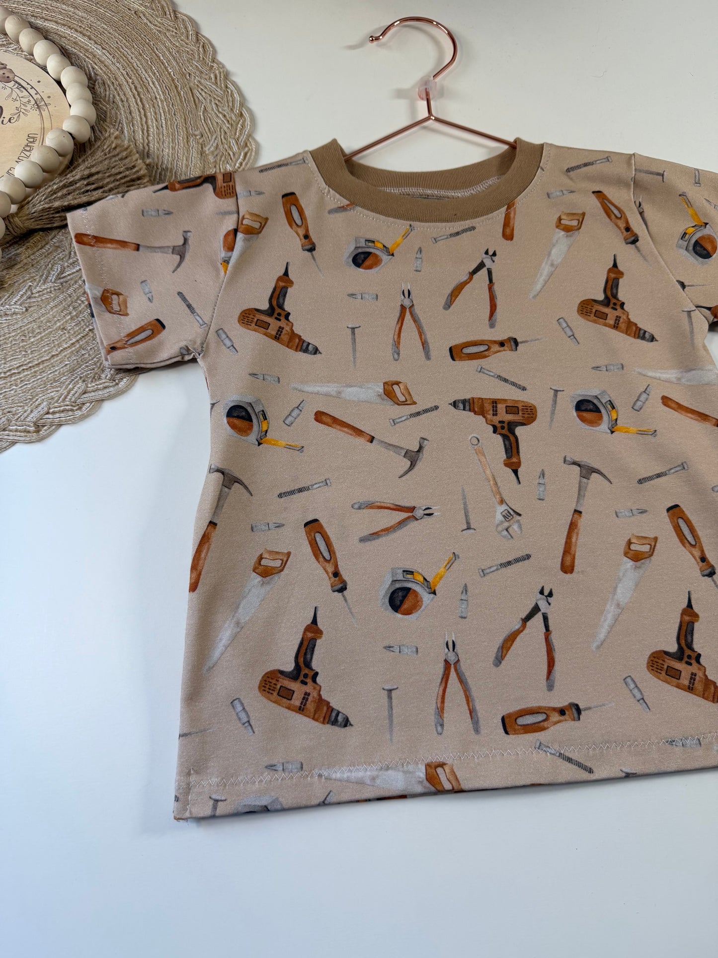 Niedliches Kinder T-Shirt Gr. 98 mit Werkzeugen| Handmade Shirt aus Baumwolle | Fantasie Motiv | Kinderkleidung