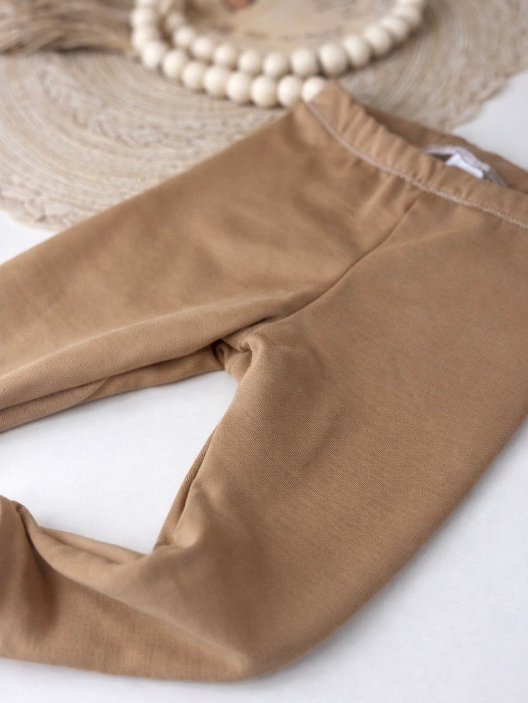 Sandfarbene Kinder Leggings | Unisex Baby & Kinder Leggings | Bequeme Alltagsleggings | Kombinierbare Kindermode | Leo Kollektion
