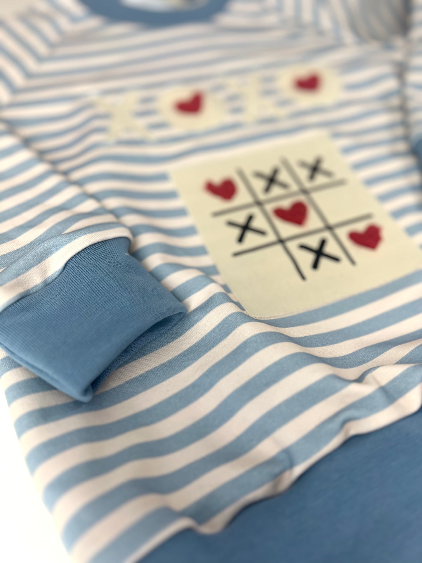 Oversized Sweater für Kinder blau-beige gestreift | Bio Kindersweater mit Negativapplikation & TicTacToe-Patch | Handmade Unisex