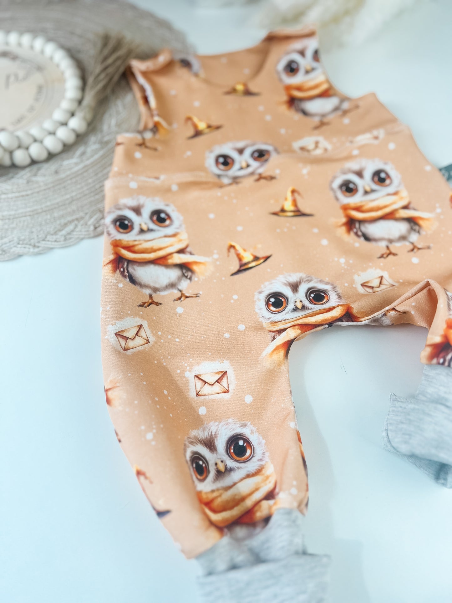 Handgemachter Baby-Strampler – verschiedene Zauberdesigns – Bio-Baumwolle – Geschenk zur Geburt – Unisex