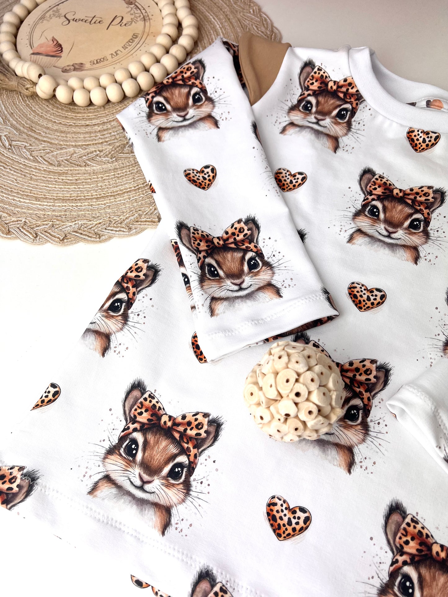 Langarmshirt mit Flügelärmeln für Kinder | Weißes Shirt mit Häschen im Leo-Look | Bio Baumwolle | Verspieltes Mädchen Oberteil