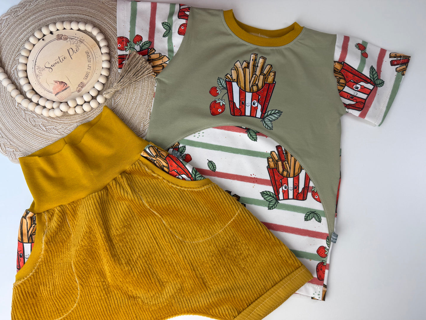 Kinder Set mit T-Shirt & Slim Harem Shorts | Senffarbene Cordhose | Handmade Sommer Outfit | Bio Baumwolle | Bequem & verspielt