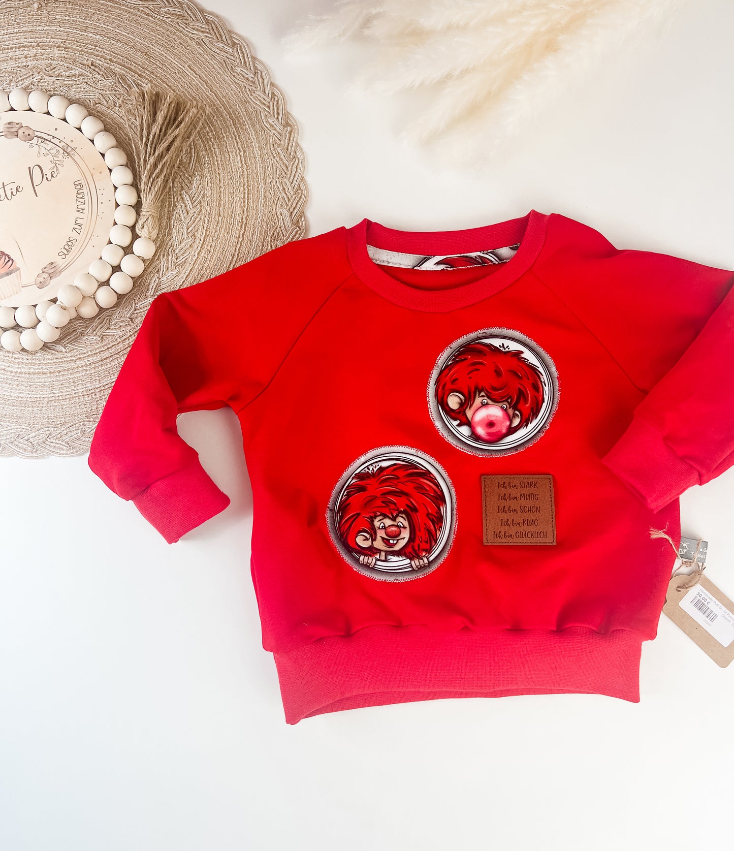 Handgemachter roter Pumuckl-Sweater für Kinder – mit Applikation & Kunstlederpatch – Bio-Baumwolle – Geschenkidee
