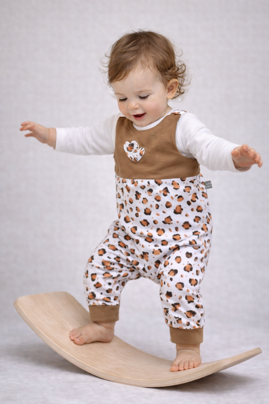 Leo Strampler Baby | Baby Strampler mit Leo Herz Applikation | Unisex Baby Overall | Wahlweise einlagig oder doppellagig | Bequeme Babykleidung