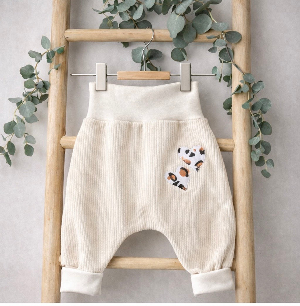 Cord Pumphose Baby & Kind | Cremefarbene Kinderhose aus Cord | Bequeme Pumphose mit Herz Applikation | Unisex Kinderhose