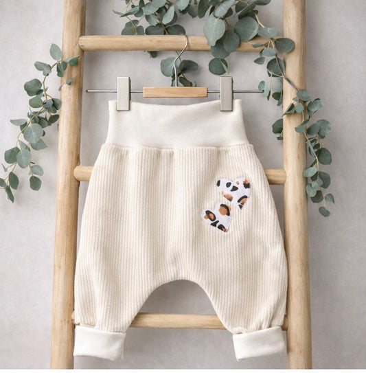 Cord Pumphose Baby & Kind | Cremefarbene Kinderhose aus Cord | Bequeme Pumphose mit Herz Applikation | Unisex Kinderhose