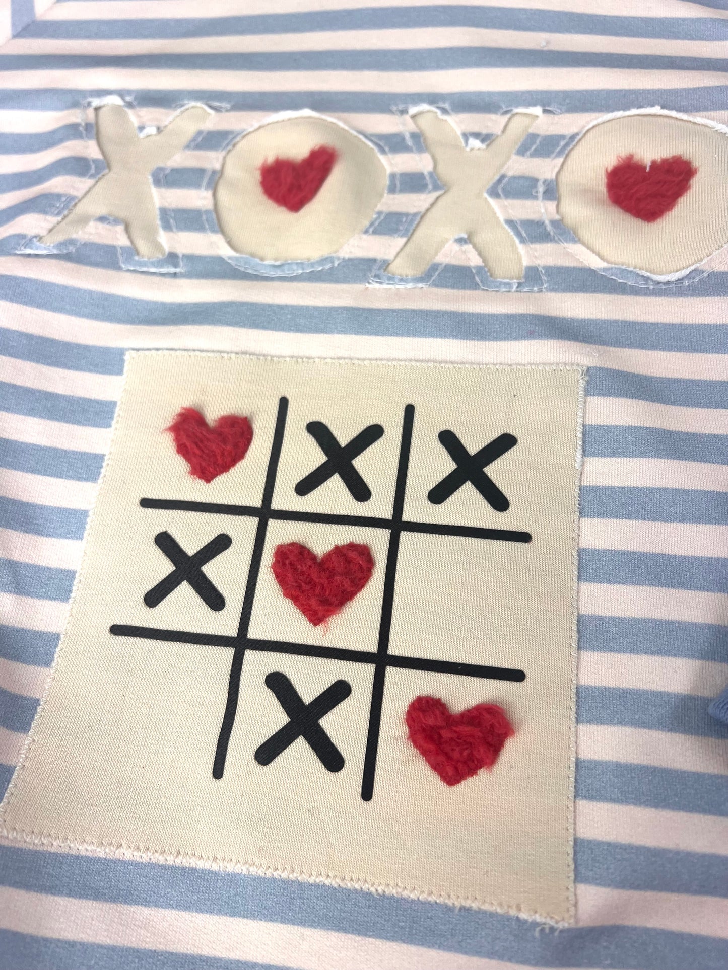 Oversized Sweater für Kinder blau-beige gestreift | Bio Kindersweater mit Negativapplikation & TicTacToe-Patch | Handmade Unisex