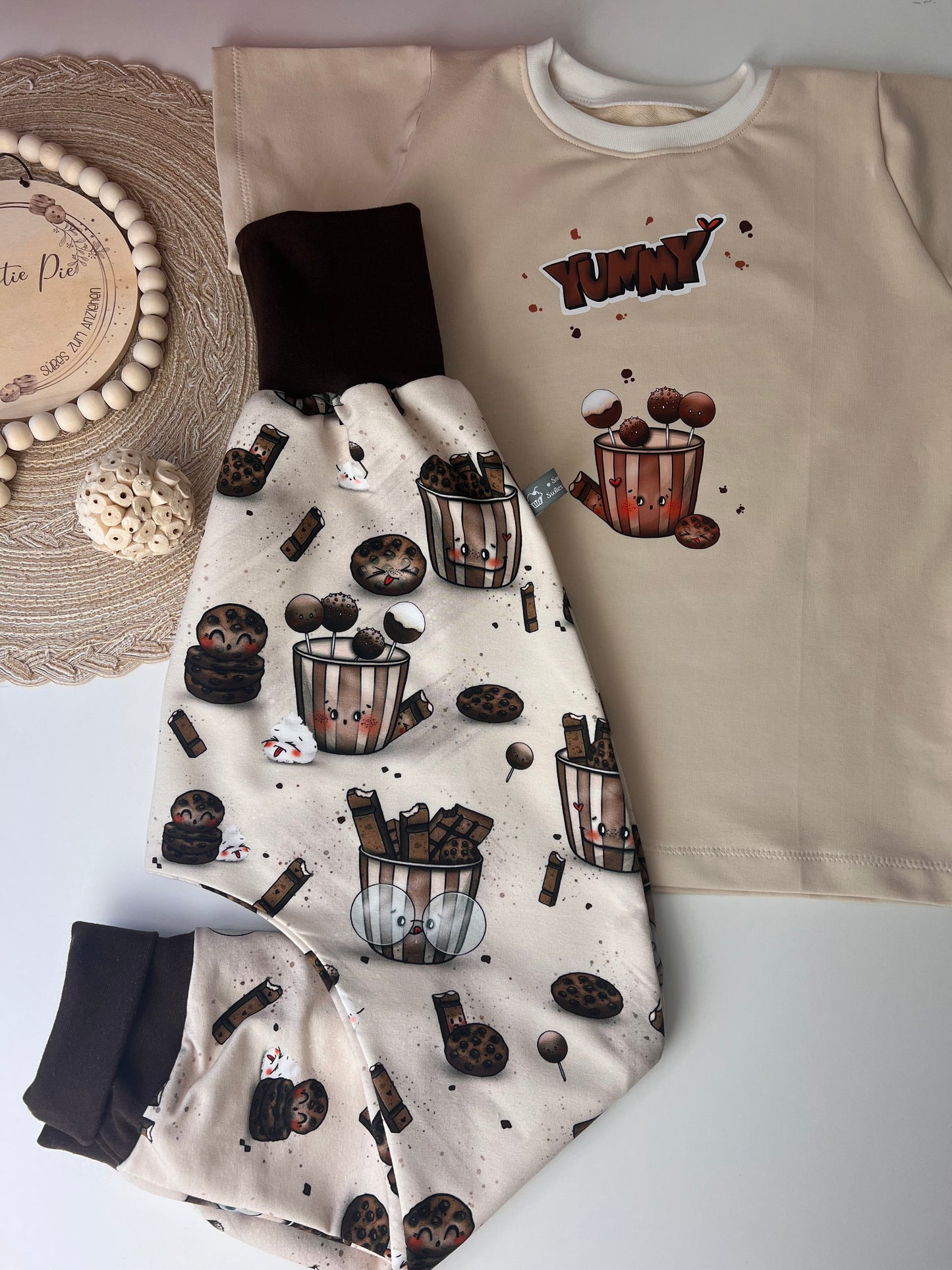 Kinder Set „Sweet Treats“ | T-Shirt mit Bügelbild & Slim Harem | Schokolade & Cakepops | Handmade Kinder Outfit | Bio Baumwolle