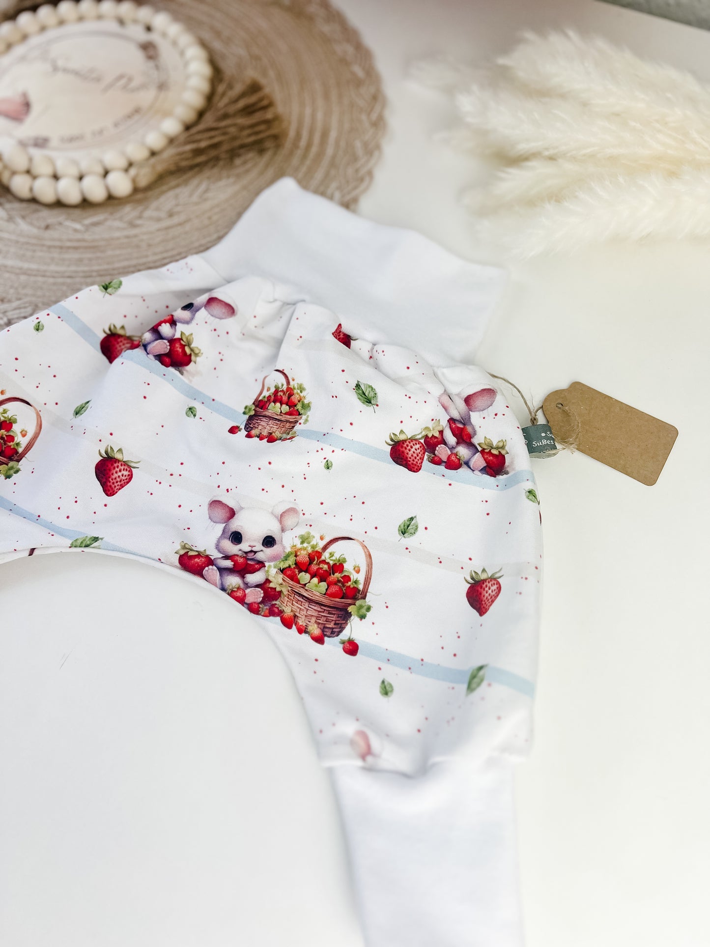Baby Pumphose Bio – Häschen nascht Erdbeeren – Weiß mit Hasenmotiv – Handmade Hose für Babys – Geschenk zur Geburt – Größe 44–110