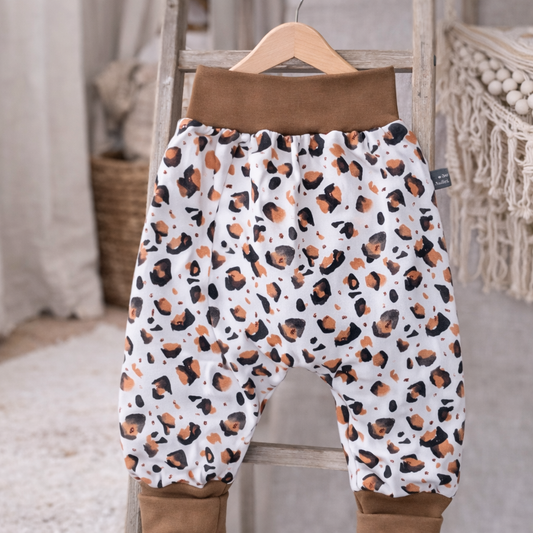 Weiße Pumphose für Kinder mit Leo-Design | Bequeme Kinderhose aus Bio-Baumwolle | Handmade Leo Kollektion | Unisex