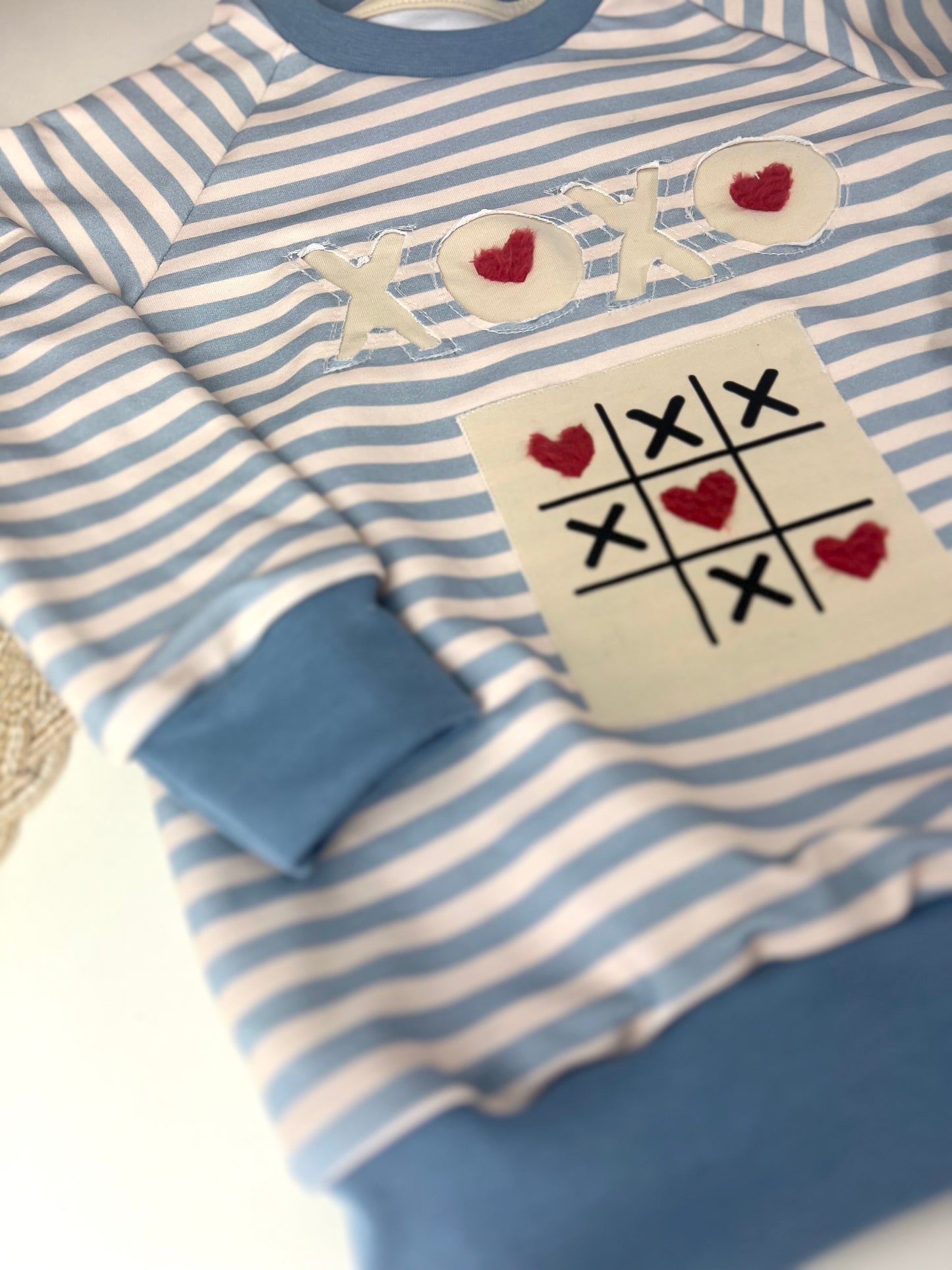Oversized Sweater für Kinder blau-beige gestreift | Bio Kindersweater mit Negativapplikation & TicTacToe-Patch | Handmade Unisex